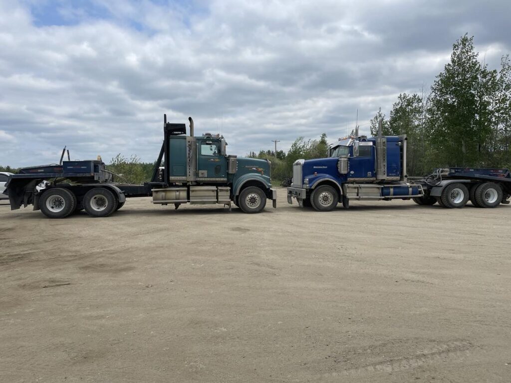 Deux camions se confrontant de l'avant.